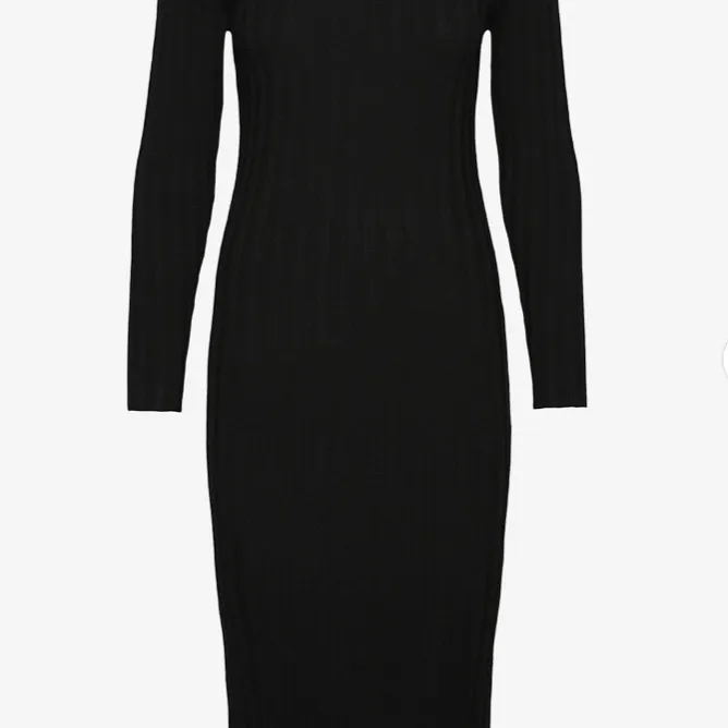 Snygg svart elegant klänning med lång ramade och upp till halsen. Passar även M . Klänningar.