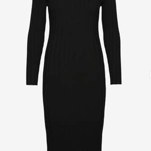 Snygg svart elegant klänning med lång ramade och upp till halsen. Passar även M 