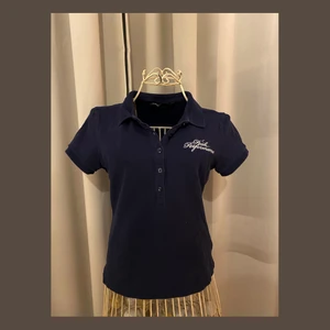 Peak performance piké  - Marinblå piké från peak i storlek S🔹Använd ett fåtal gånger, gott skick. Pris: 100kr+frakt🚚