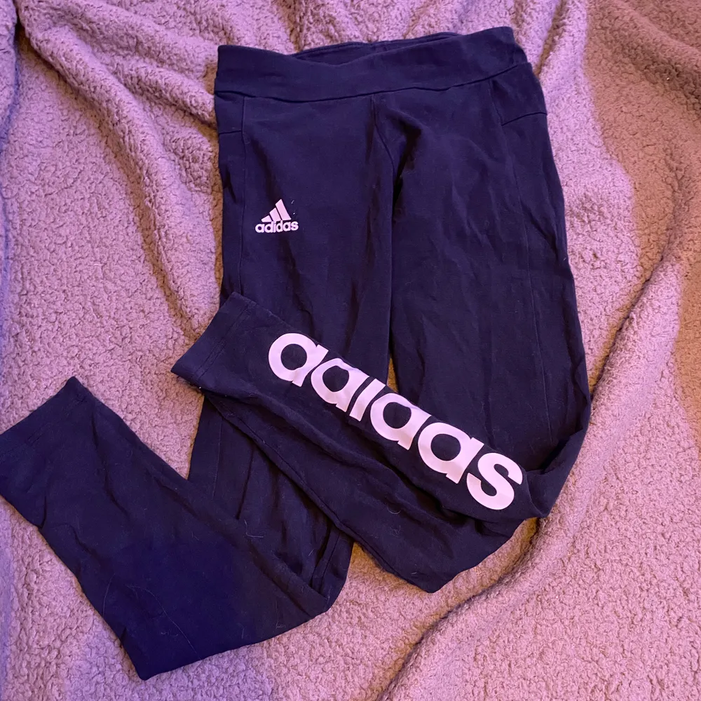 Svarta adidas träningsbyxor. Ganska använda. Xs. Fraktar eller möts upp i Sthlm. VILL BLI AV MED ALLT.   . Jeans & Byxor.