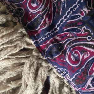 ODD MOLLY - Intresse koll på min mycket Ovanliga mycket fina Odd Molly Sjal i viskos & ylle fransar mått 90X90 Lila Blå & Rosa Nypris 2500:-....