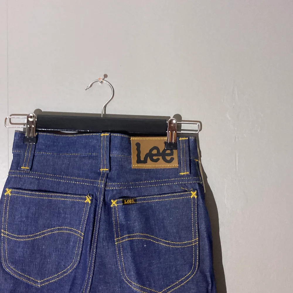 Lee Jeans, Flared! Helt nya, oanvända! Storlek 27/34 (ingen stretch)! Köpare står för frakt!. Jeans & Byxor.