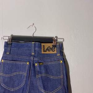 Lee Jeans, Flared! Helt nya, oanvända! Storlek 27/34 (ingen stretch)! Köpare står för frakt!