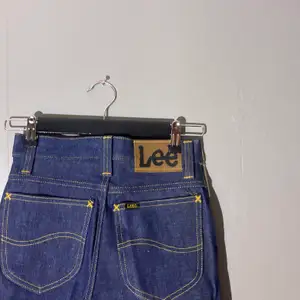Lee Jeans, Flared! Helt nya, oanvända! Storlek 27/34 (ingen stretch)! Köpare står för frakt!