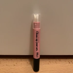 Nagelpenna - Med den här kan du rengöra runt naglarna när du målat utanför. Du bara doppar den i nagellacksborttagning.