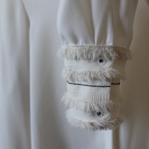 Croppad skjorta - Croppad vit skjorta med snygga detaljer. Använd ett fåtal gånger. Nypris: 399 kr