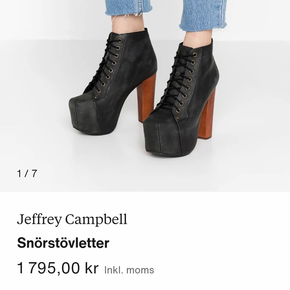 Jeffery Campbell. Använda 1 gång för 6 år sedan. Gick dock länge med dom bland New Yorks gator så ena gummiklacken gick av, (bild 3,) så varit för lat för att fixa och nu är jag för gammal för dessa ikoniska skor. Att fixa sulan kostar inte mycket. Dom är väldigt sköna att gå i och känns inte höga alls tack vare den höga framsulan! Nypris * se bild 2. Mina kostade nya 2100kr. . Skor.