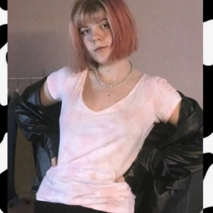 Rosa tie dye tshirt - V ringad T-shirt med rosa tie dye från hollister. Storlek S. Ändast använd 1-2 gr och i väldigt bra skick. Säljer den då den var för stor på mig när jag köpte den och nu är den inte i min stil. Är en storlek xs själv och den sitter lite löst på mig (se första bilden)