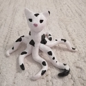Katt - Handgjord kattfigur med tentakel-armar. Gjord i lera, målad med akryl och lackad. Ca 7 cm hög. Finns i Hökarängen eller fraktas. 
