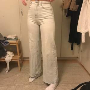 Jeans från weekday i modell ace💕 skitsnygg färg och riktig klassiker, säljer för att de aldrig kommer till användning och för att de är lite små!!