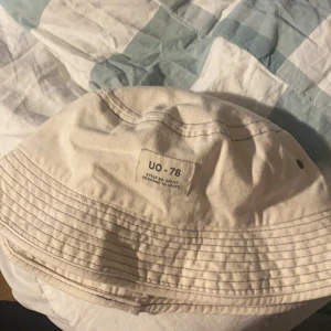 Buckethat  - Buckethat från från urban outfitters. Köpt för ca 500kr