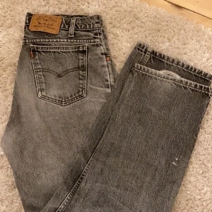 levis jeans - säljer dessa superfina levis jeans, urtvättade i färgen med lite färgsplitter (köpta så) och en slitning i ena benet💕💕 storleken vet jag inte men vid intresse kan jag skicka bilder! buda från 200kr eller köp direkt för 300kr