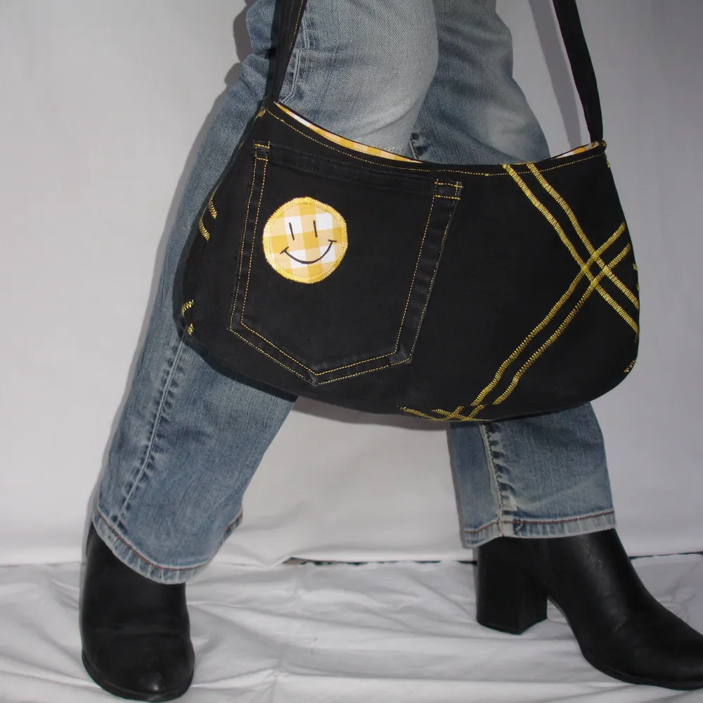 Unik svart jeans handväska med gula detaljer och gul insida. Ytterficka och innerficka med dragkedja. Helt handsydd.. Väskor.