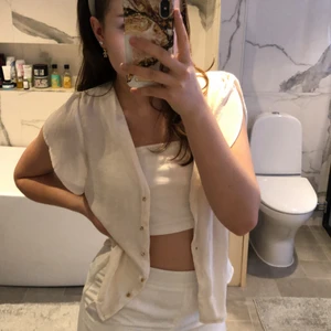 Silkesliknande kofta - Superfin vit kofta/tröja i silkeslikande material men som idag tyvärr bara hänger i garderoben. Starbud på 179kr (+frakt)😊 har ni några frågor så är det bara att skriva💕