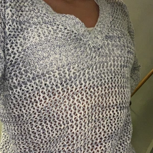 Stickad tröja  - 😋Säljer denna super sköna tröja😋 super skön till sommaren då den är väldigt luftig men ändå inte genomskinlig 🙃 