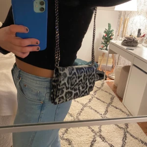 Leopardmönstrad axelväska - Supersöt leo-väska! Kedjan går att få lång. Köpt för längesen och finns ej kvar i Ginas sortiment. Knappen där man stänger väskan har lossnat lite, men går lätt att sy fast, och orkar man ej det så går den fortfarande att använda och stänga som vanligt! ❤️