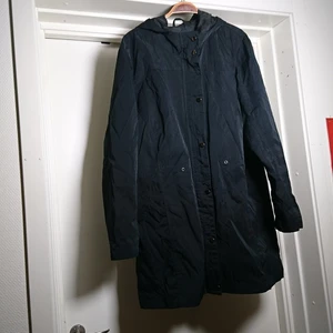 Tumn jacka med huva  - Väldigt praktiskt jacka med huva! Tunn och LITE prasslig. Passar i alla väder. Storleken är XL men funkar perfekt som oversize🌻