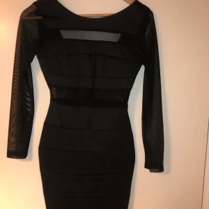 Fest klänning  - Jätte fin fest klänning ifrån Dennis Maglic. Köpt förra året, använt den Max 5 gånger. Jätte bra skick. Storlek S på den. 