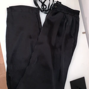 Byxor  - Byxor i glansigt tunt tyg ifrån Lager157 i stl. S! Finns i centrala Uddevalla annars står köparen för frakt.