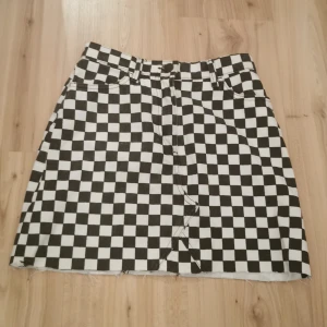 Kjol - Rutig jeans kjol, storlek 34 men funkar för mig som är 36 skulle även säga att den funkar som 38,Aldrig använd. Pris Kan diskuteras ⚡