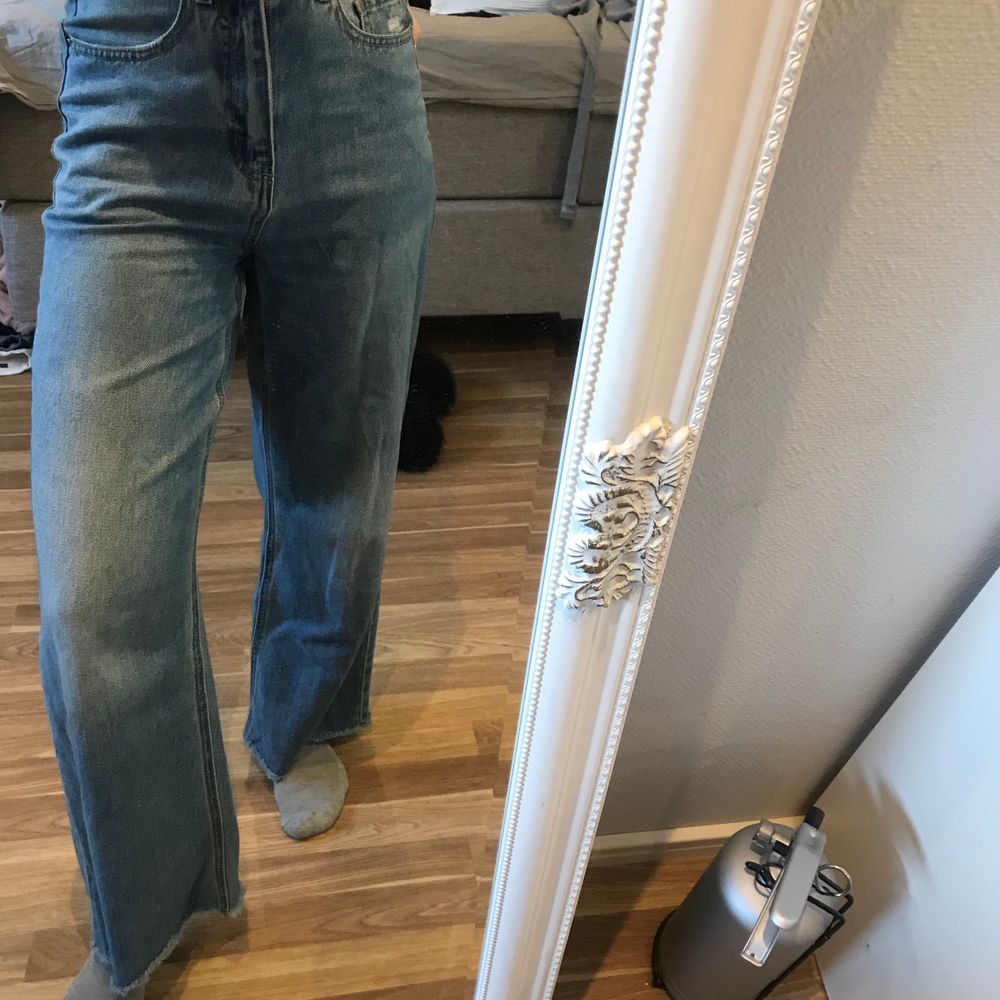 Superfina vida jeans som är klippta nertill! Jag är 160 cm lång ☺️. Använda ett fåtal gånger. FRAKT INGÅR EJ ❤️ KÖPT ÄR KÖPT. Jeans & Byxor.
