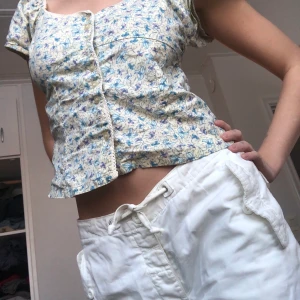 Gullig topp från 2000-talet - Jättefin blus-topp! Har så mycket sommarminnen med denna men känner att det är dags att någon annan får glädjas av den🌞 Storlek 34, Passar xs-s!! Först till kvarn💖