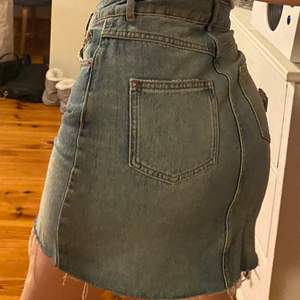 Snyggt sittande jeanskjol från ASOS denim. I storlek UK8 vilket motsvarar 36! Hör gärna av dig om du har någon fråga!💕