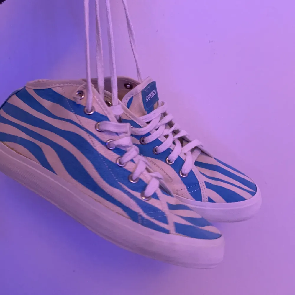 Ett par sneakers med VÄRLDENS coolaste mönster, ljusblå zebra ränder. De är oanvända. Priset kan självklart diskuteras‼️. Skor.