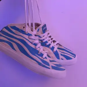Ett par sneakers med VÄRLDENS coolaste mönster, ljusblå zebra ränder. De är oanvända. Priset kan självklart diskuteras‼️