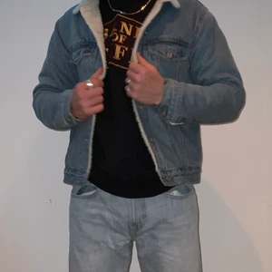 Jeans jacka - Teddy jeans jacka från bikbok! I perfekt skick! Passar lika bra tjejer som killar. Stl S/M till tjejer och stl S t killar. Modellen har stl M normalt men e kanske lite tajt särskilt om man har hoodie under. Kan skicka fler bilder om det behövs och svarar på alla frågor💕