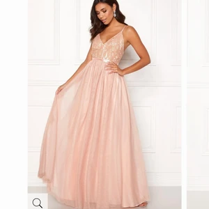 Balklänning - Säljer min balklänning som tyvärr inte användes pga att min bal blev inställd. Köptes i våras och har bara hängt i min garderob sen dess😢 Lapp kvar och allting. Nypris 1299kr