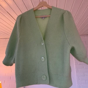 Lime grön kofta från & other stories - Kofta som nästan aldrig är använd från & other stories💕 nypris 690! 