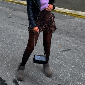 Kjol - Säljer denna fina leopardkjol från Nelly med volanger framtill. 