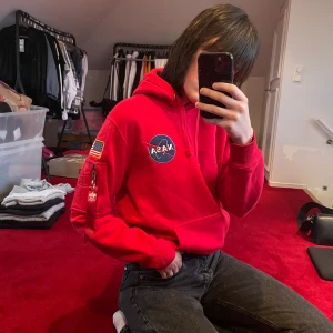 NASA hoodie - Snygg röd NASA hoodie men superbra kvalité! Väldigt bra skick. Storlek medium! 