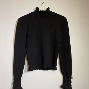 zara polo - tröjan är endast använd en gång, den är som ny, väldigt strechigt och skönt material✨