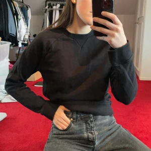 Svart Tjocktröja - En vanlig svart tjocktröja från j.Lindberg. Superbra kvalité. 50kr.