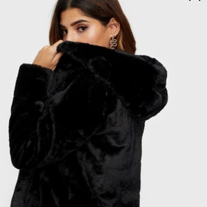 Pälsjacka - Fuskpäls jacka från Only, storlek XS. Frakt tillkommer