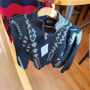 Original ferre collectione tröja  - En vintage söt och fint stikad  tröja 100% varm.Från Ferre collectione. Den är jätte sexig och stylig eftersom den matcherar med allt.sitter som buggy eller oversize och man kan ha på sig  hur hon vill och har zip på neck.Sitter som över size men storlek är xxs_ L.NY pris 3499.Då säljer jag 650