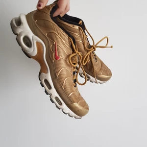 Nike Air Max Plus Metallic Gold! - Nike Air Max Plus Metallic Gold! Snyggaste Nike skorna! Köpta secondhand för 500kr nypris runt 3000kr!! I prima skick förutom lite skavt på vita nedre delen! BUDA I KOMMENTARERNA❤❤❤❤ passar strl 38-39