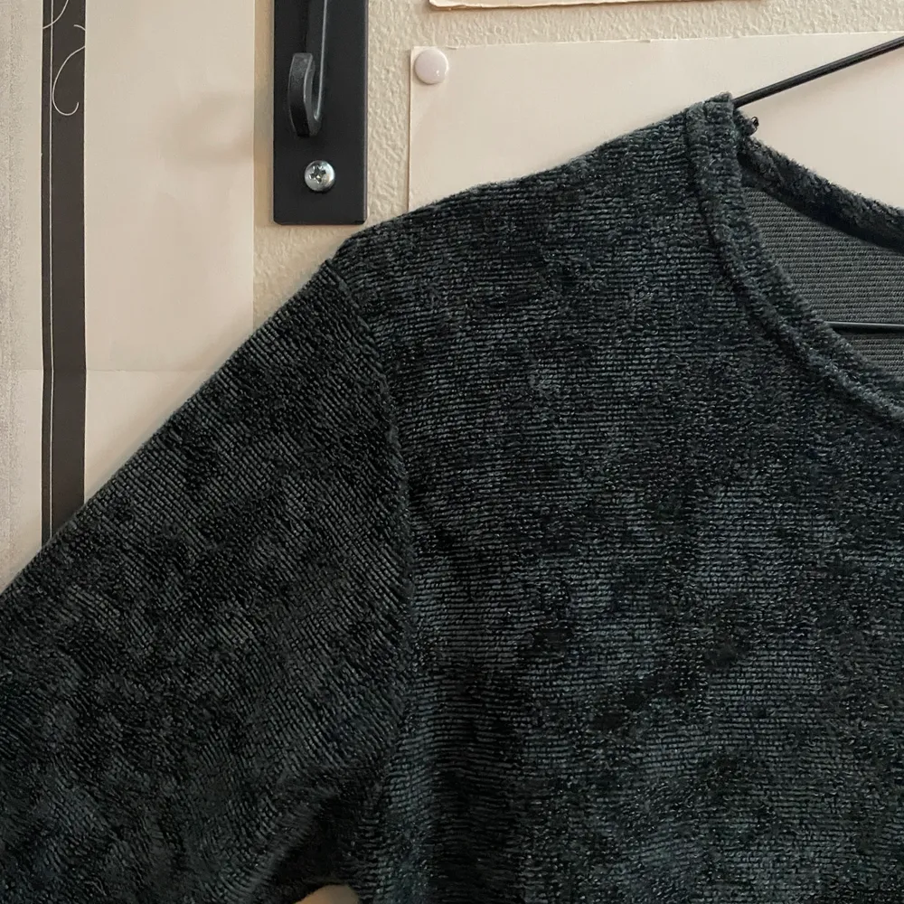 Grå tröja i handduksmaterial:D står ingen storlek men skulle säga S. +Frakt. Toppar.