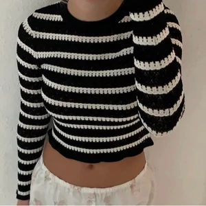 Zara randig topp - Helt slutsåld tröja från Zara i storlek S! Supersöt och helt ny! Säljer på grund av att jag köpte två!💗 Första bilden är lånad!! Köp direkt för 200kr