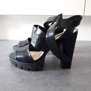 Svarta klackar med platå från Zara i storlek 40. De är aldrig använda 👠 Frakt tillkommer. Kontakta mig för med info om skorna och fraktkostnad 😍 Tar emot Swish