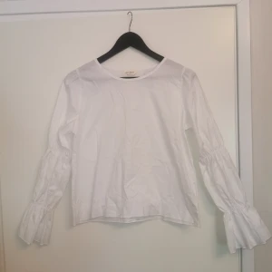 Free kisses vit blus - Superfin vit blus i storlek M