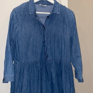 Fin ny klänning!! - Storlek 42. Klänningen är ny endast tvättad!! Porto tillkommer 