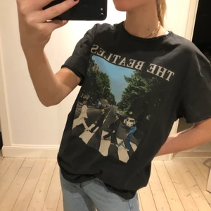 Graphic tshirt - Mörkgrå graphic t-shirt med the beatles tryck! Köpt i en skateaffär i London! Sparsamt använd! Köparen står för frakten✨