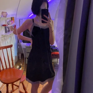 Nattlinne - Säljer detta nattlinnet pga ingen andvändning, fint skick bara texten som är lite slitet (bild 3) annars är det som nytt✨