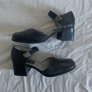 Skor - Fina låga klackskor, inga slitningar! ”Klackplattan” under skorna e borta