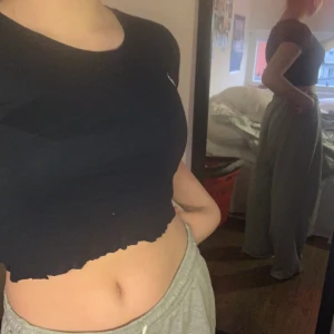 Tröja - En äkta Ralph lauren tröja som är mörkblå, jag har klippt av därför säljer jag den för 50 kr! Frakt 20 kr!