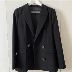 Svart kavaj från Zara🖤 - Svart klassisk kavaj från Zara. Storlek XS. Köpt för 999. Perfekt skick.