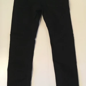 Levis jeans stl w30 l32  - Svarta Levis 423 w30 l32 i nyskick. Smal modell. 